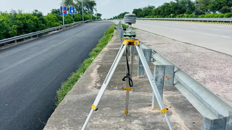 Levelling from the shoulder of a national highway with traffic running — BTPL fieldwork, representative of this survey type